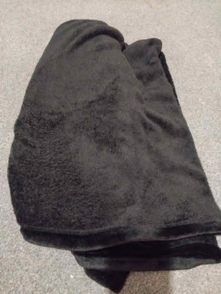 Photo of free black big fleece blanket (ware SG12) #1