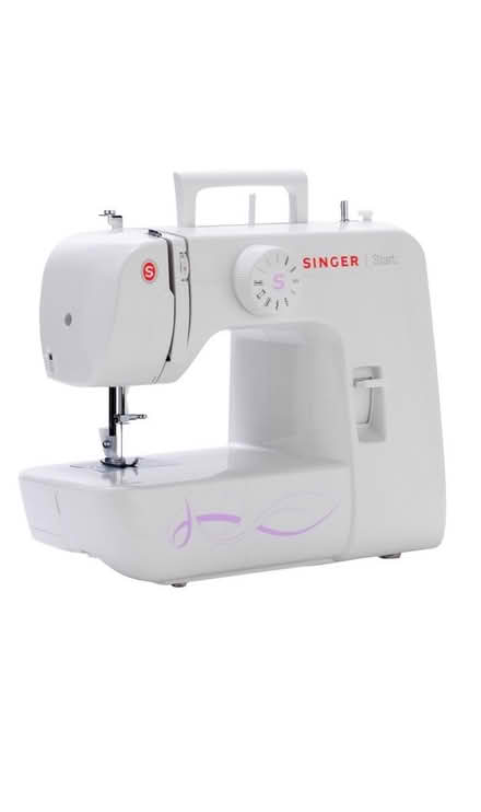 Photo of Singer sewing machine (DE24) #1