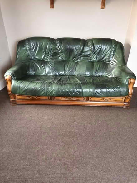 Photo of free Green leather settee / sofa (BR3, Park Langley) #1
