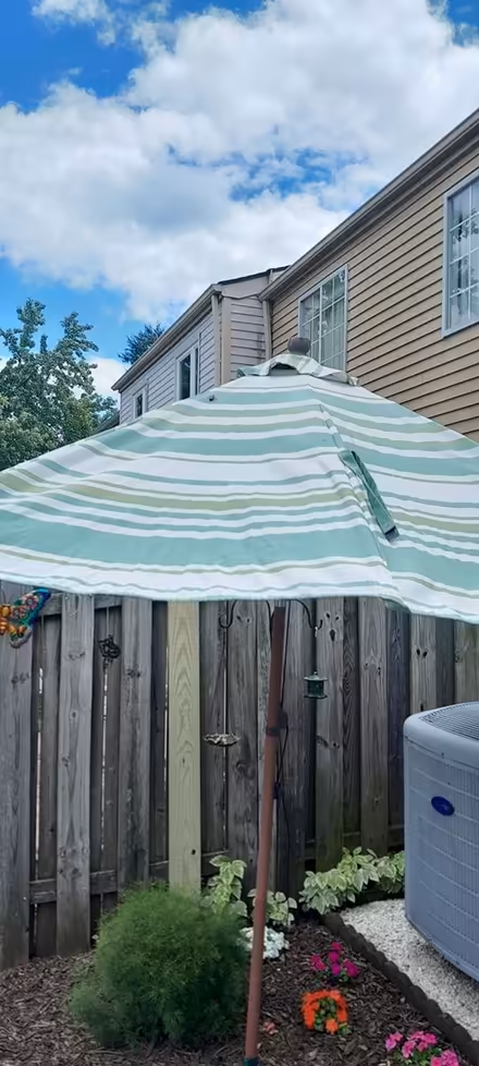 Photo of free patio umbrella (Amber meadows 21702) #1