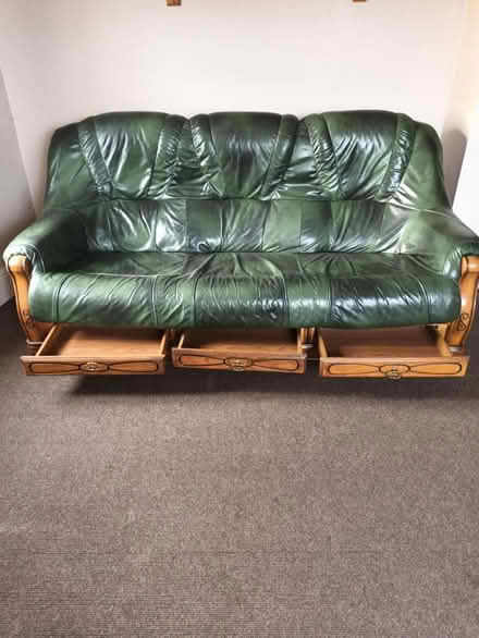 Photo of free Green leather settee / sofa (BR3, Park Langley) #4