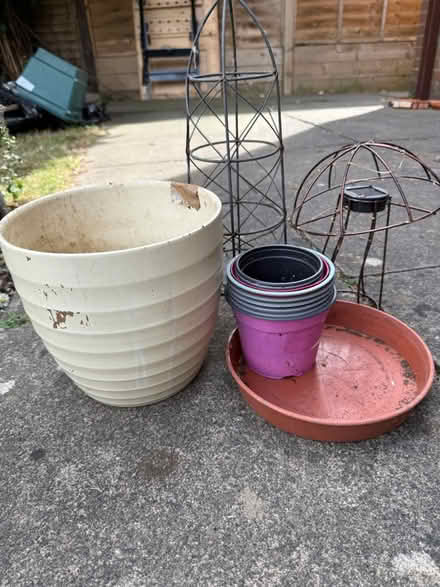 Photo of free Plant pots and small trellis (Hatch Warren RG22) #1