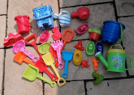 Photo of free Assorted sand and water play items (hull hu6 8ss) #1