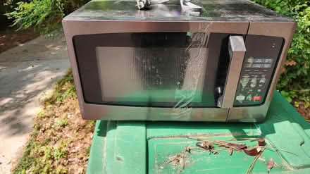 Photo of free 1200 watt older microwave WORKS (Killearn Lakes Bradfordville) #1