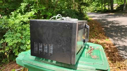 Photo of free 1200 watt older microwave WORKS (Killearn Lakes Bradfordville) #3