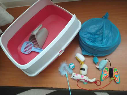 Photo of Cat litter tray with scoops + toys (Cr03) #1
