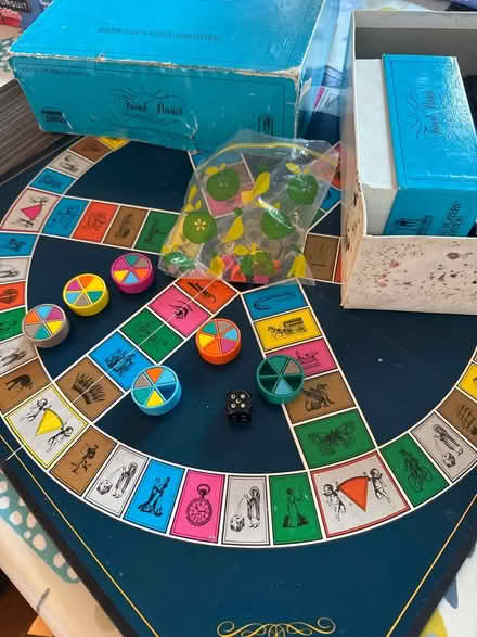 Photo of free Vintage trivial pursuit (Hatch Warren RG22) #1