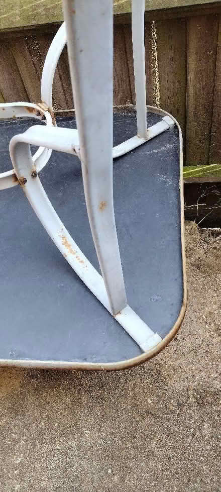 Photo of free Garden table (High Town LU2) #4