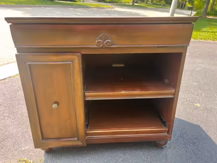 Photo of free Salad Wood computer desk (Downers Grove) #1