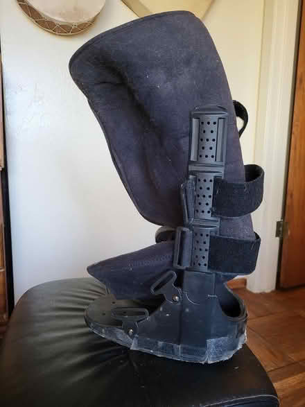 Photo of free foot/leg support (downtown Novato area) #1