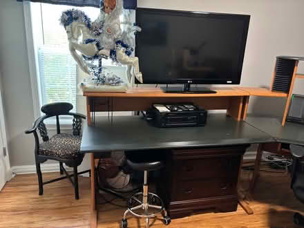 Photo of free huge desk and office chair (Saltillo) #1