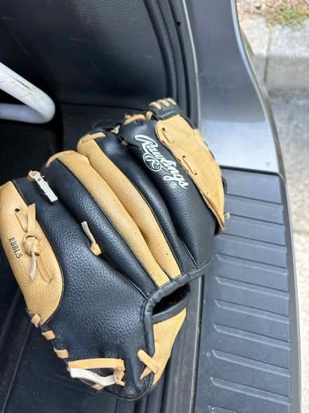 Photo of free Kids baseball glove (slightly torn) (94087) #3