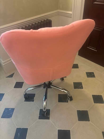 Photo of free Swivel chair pink (Nw7) #3