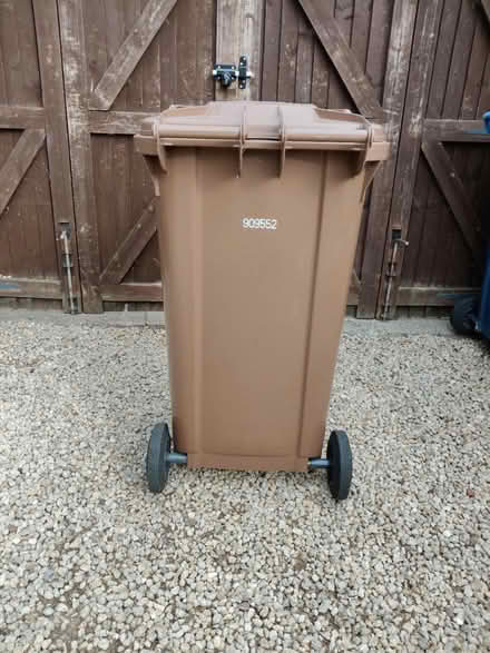 Photo of Small brown bin (Jericho OX2) #1