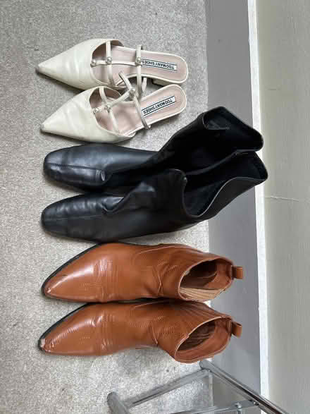Photo of free Women boots shoes size 6 (W1H 1PG) #1