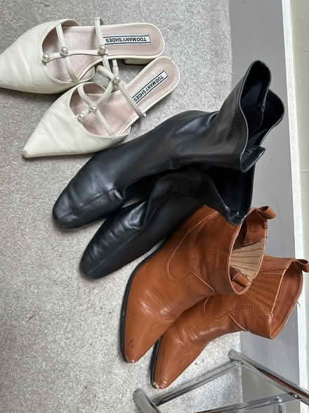 Photo of free Women boots shoes size 6 (W1H 1PG) #2