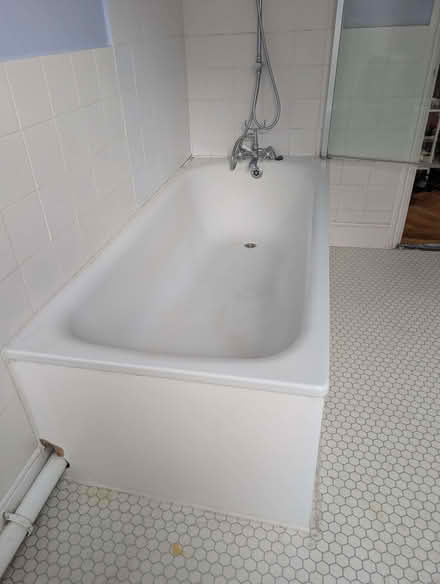 Photo of free White bath available now (N16) #1