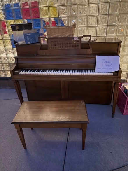 Photo of free upright piana (1100 W Webster) #1