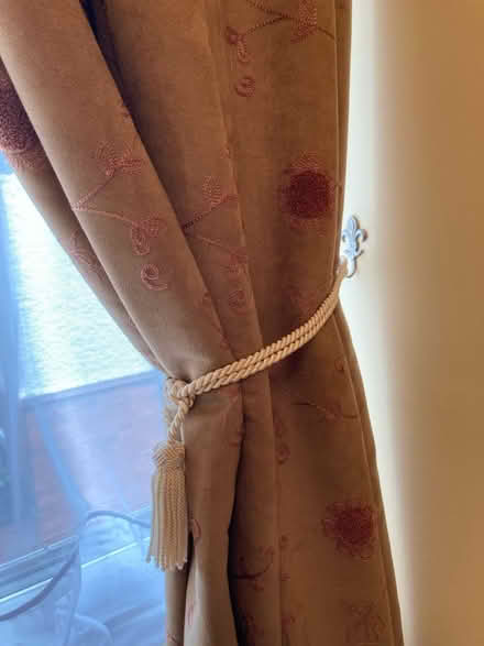 Photo of free Rope curtain tie back - cream satin rope with tassel (Bilton CV22) #3