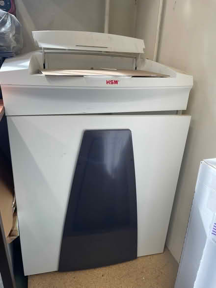 Photo of free HSM Bulk Shredder (Top Amersham HP6) #1