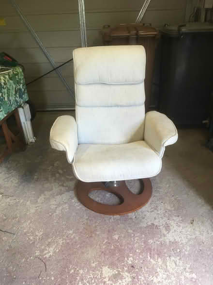 Photo of free Small chair (Ware SG12) #1