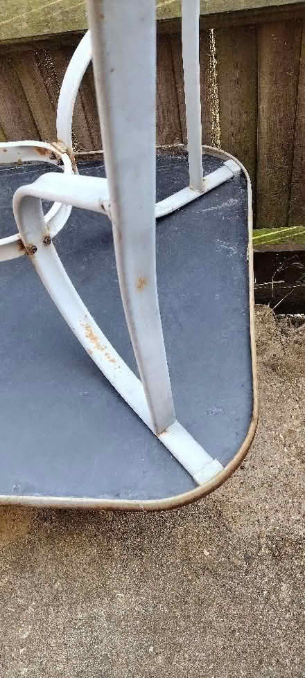 Photo of free Garden table (High Town LU2) #4