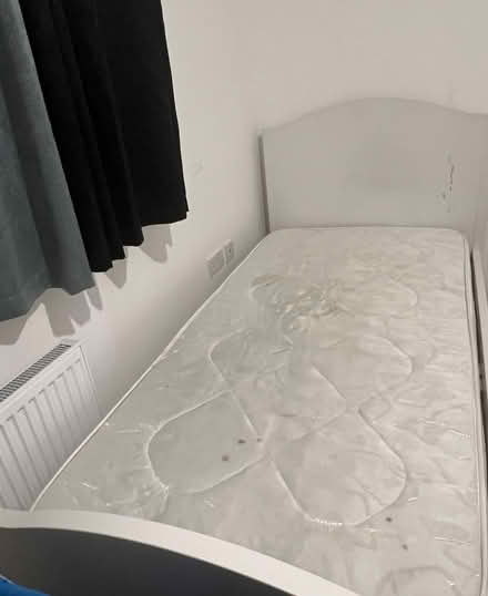 Photo of free Single bed with matress (Dn4 0FL) #1
