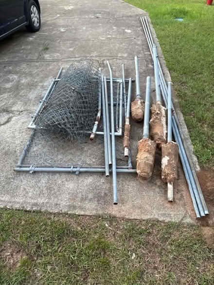 Photo of free 4’ tall chain link 🔗 fence (Leesburg) #1