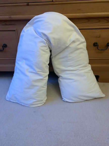 Photo of free V Pillow (Bakewell DE45) #1