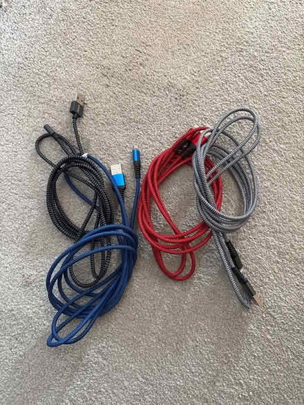 Photo of free USB to Lightning cables (Sigglesthorne HU11) #1