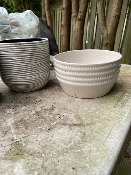 Photo of free Ceramic flower pots (Neyagawa river glen, oakville.) #1