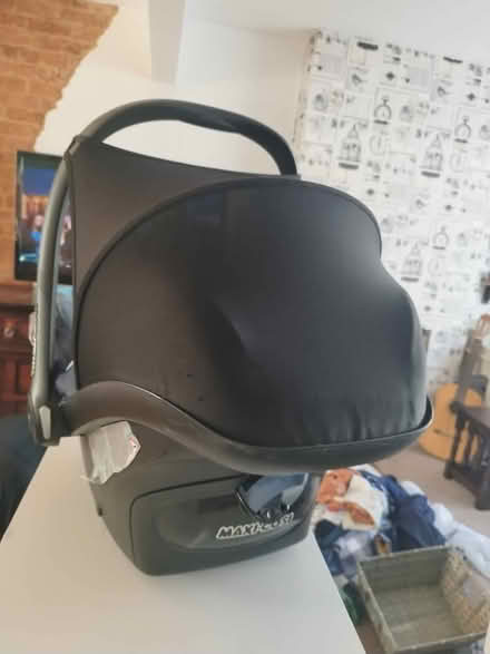 Photo of free 2 maxi Cosi with base (Dunstable) #2