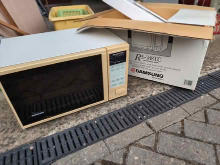 Photo of free Samsung microwave (Woodmancote) #1