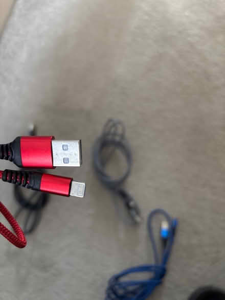 Photo of free USB to Lightning cables (Sigglesthorne HU11) #2