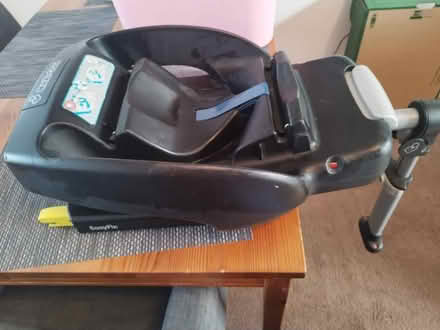 Photo of free 2 maxi Cosi with base (Dunstable) #1