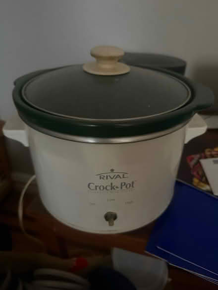 Photo of free Small crock pot, needs a new knob (Kensington, Brooklyn) #1