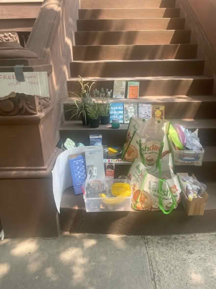 Photo of free Stoop giveaway today (Harlem) #1