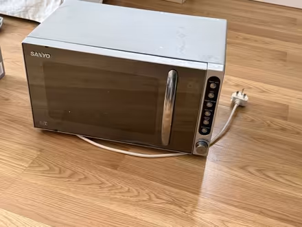 Photo of free SANYO microwave oven (Leyton Grange E10) #1