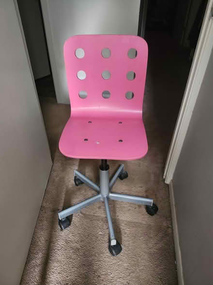 Photo of free Pink desk chair (Glen cairn) #1