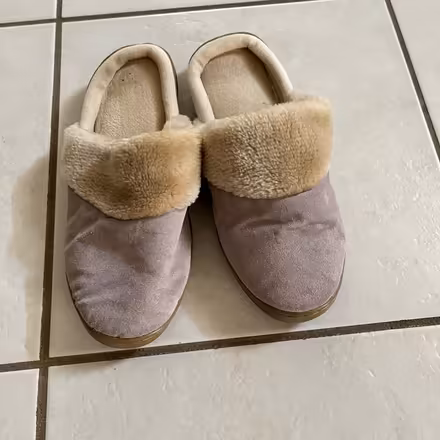 Photo of free Sentiments Slippers Ladies Size 9 (Yonge/Elgin Mills) #1