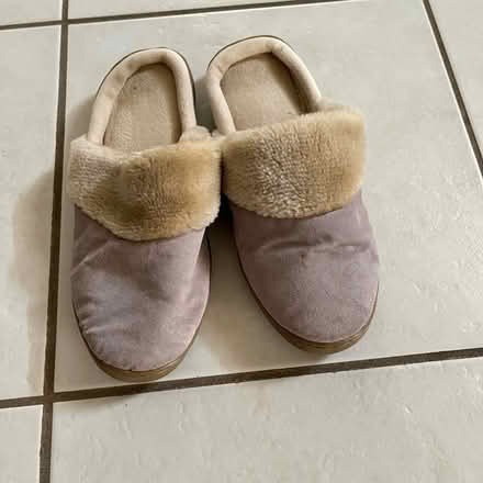 Photo of free Sentiments Slippers Ladies Size 9 (Yonge/Elgin Mills) #1