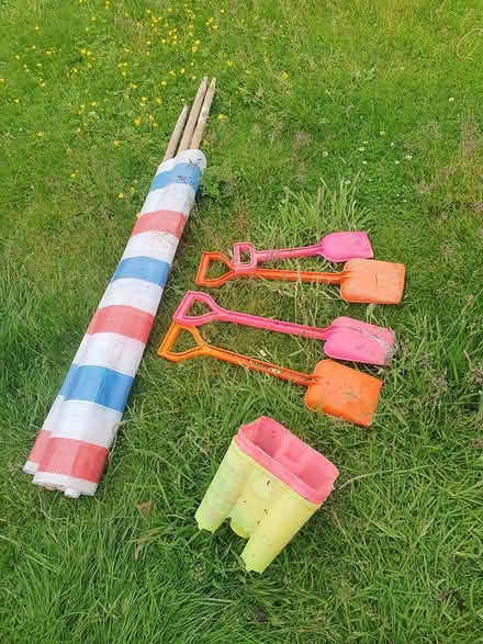 Photo of free windbreak buckets spades (Stocksbridge S36) #1