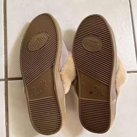 Photo of free Sentiments Slippers Ladies Size 9 (Yonge/Elgin Mills) #3