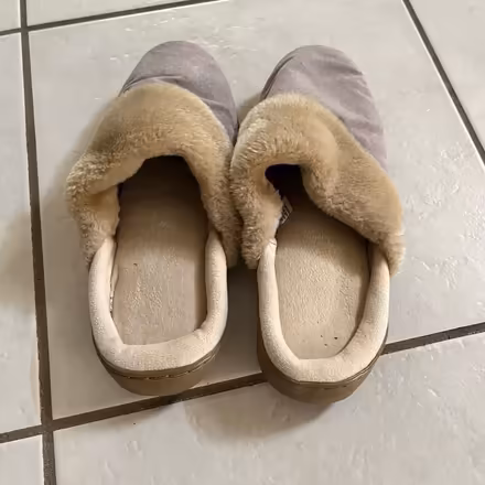 Photo of free Sentiments Slippers Ladies Size 9 (Yonge/Elgin Mills) #2