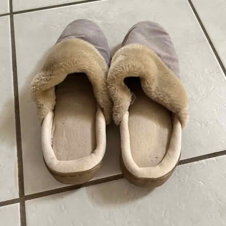 Photo of free Sentiments Slippers Ladies Size 9 (Yonge/Elgin Mills) #2