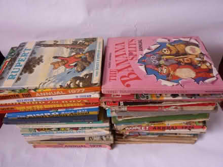 Photo of free WELL WORN/USED 1970's CHILDRENS ANNUALS (Hartwood Green PR6) #2