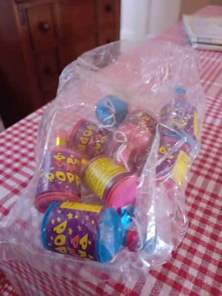 Photo of free Bag of party poppers (Wells BA5) #1