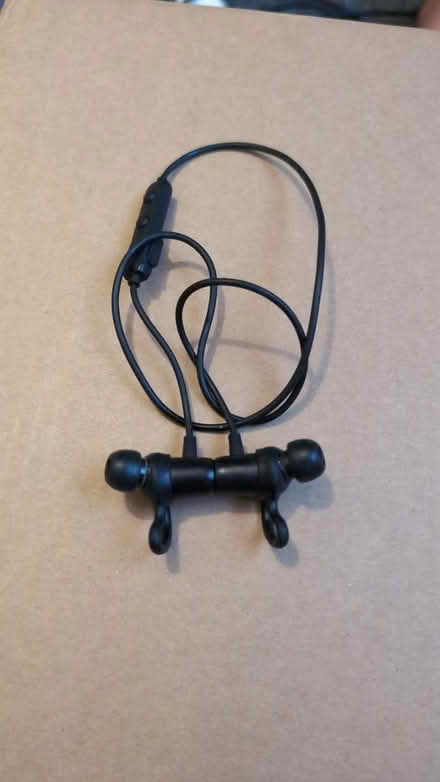 Photo of free Anker Bluetooth earphones (RG1, reading) #1