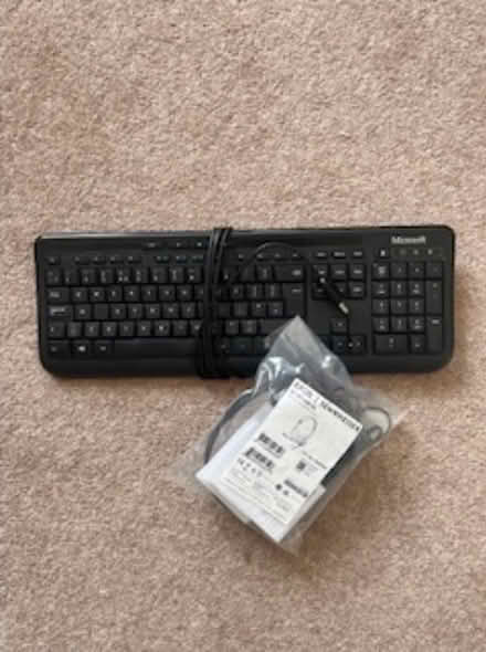 Photo of free Windows USB keyboard and new set of multimedia headphones (Barnsbury N1) #1