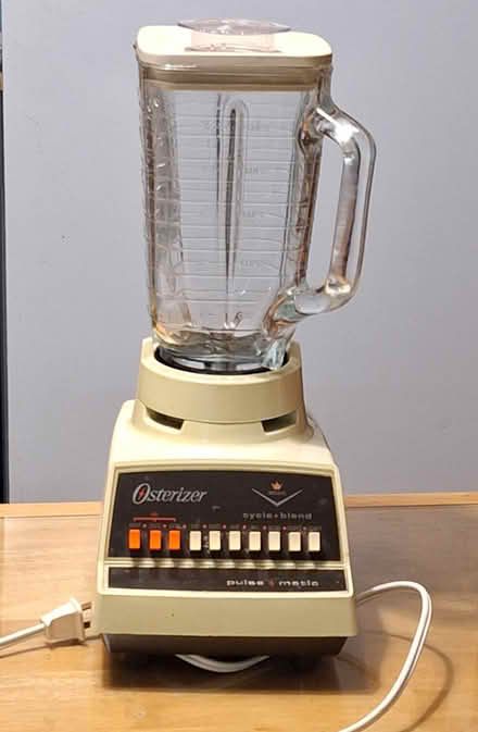 Photo of free Ancient blender, works READ DESCRIP (Davis/Teele Square area) #1